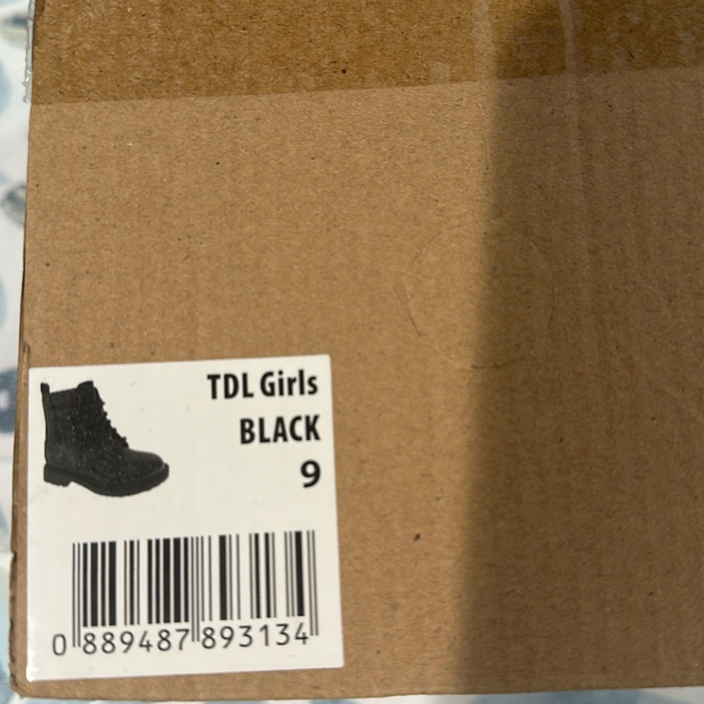 Toddler girl boots new with tags smoke free home size 9